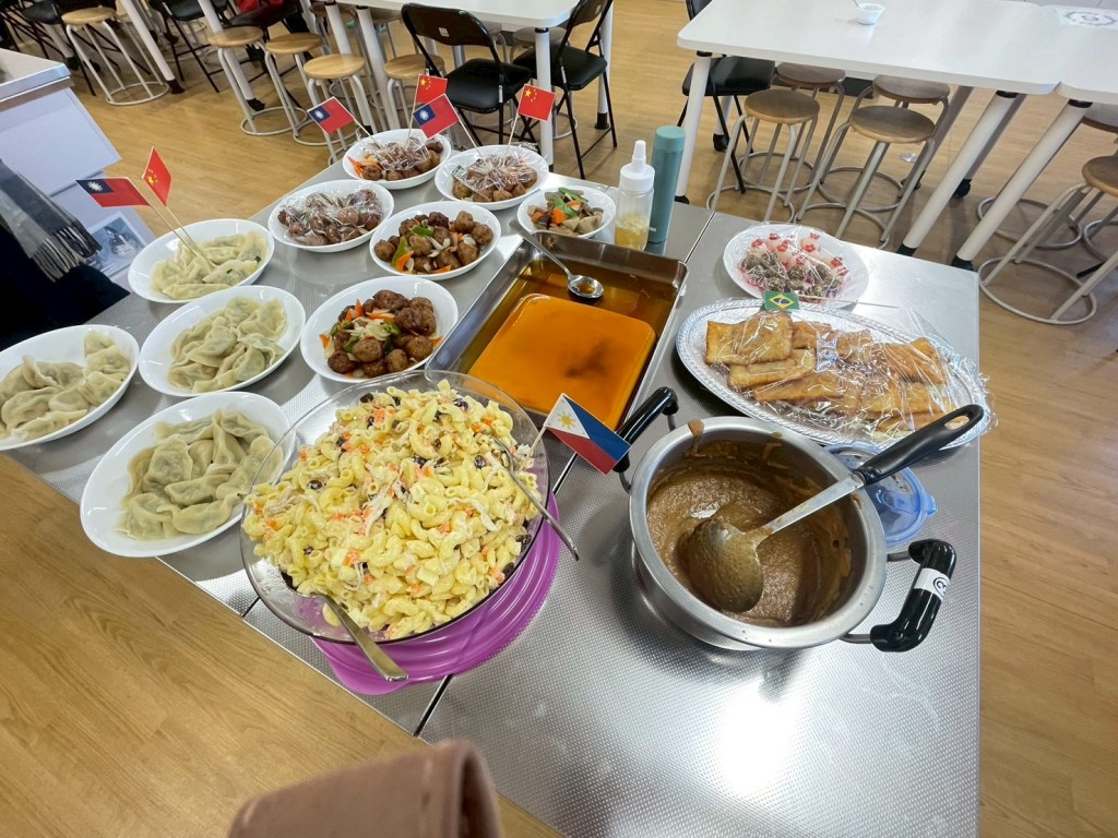 �t�B���s���̃}�J���j�T���_